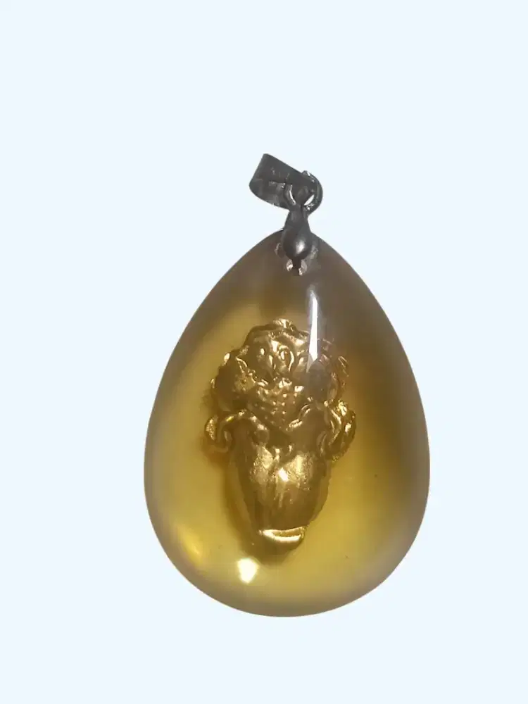 Liontin lobak emas dalam resin