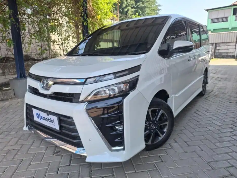TOYOTA VOXY 2.0 BENSIN-AT 2018