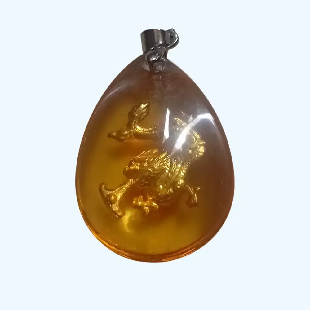 Liontin naga emas dalam resin