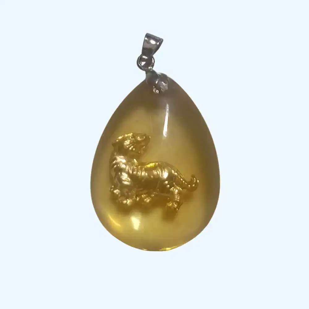 Liontin harimau emas dalam resin