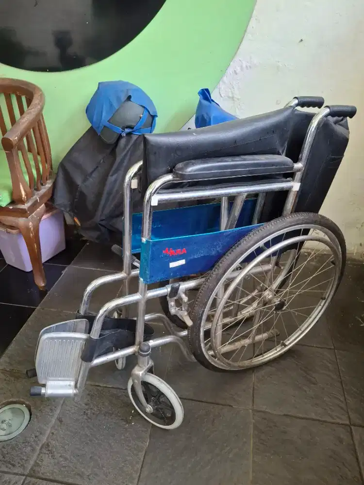 Kursi roda lansia