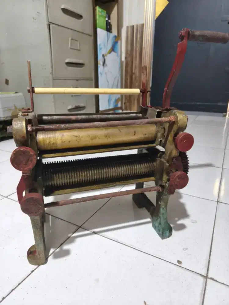 Barang Antik Pembuat adonan mie bahan kuningan & besi