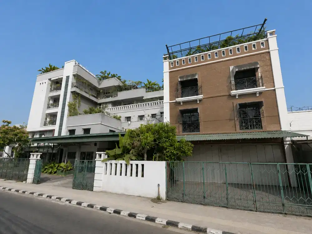 Bangunan 4 Lantai + Kos Aktif, Parkiran Luas, Cocok untuk Investasi & Ruang Usaha