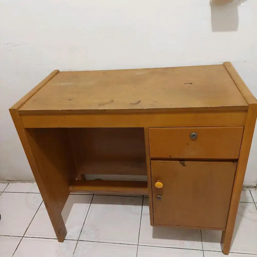 Meja belajar kayu atau meja guru