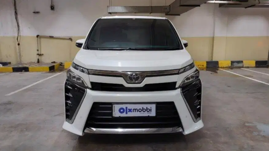 DP Murah Toyota Voxy  2.0 Bensin-AT 2018
