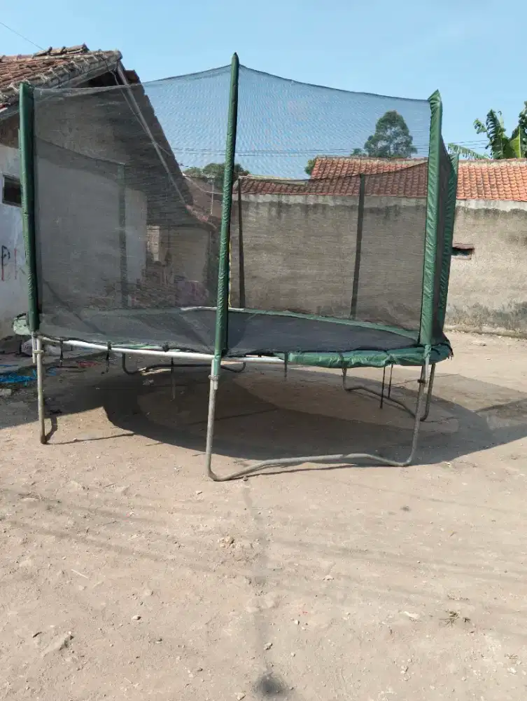 Trampolin ukuran besar mulus