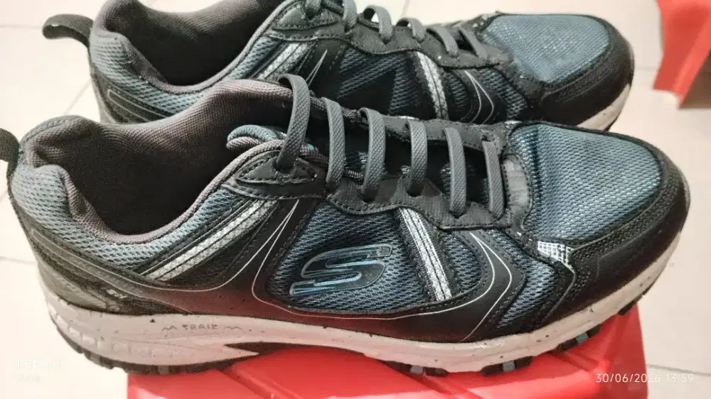 Sepatu SKECHERS 100% Original, no 43.5
