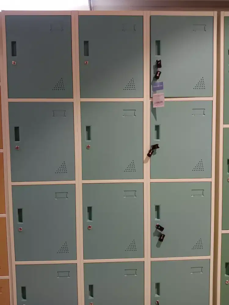 Loker 12 pintu warna hijau