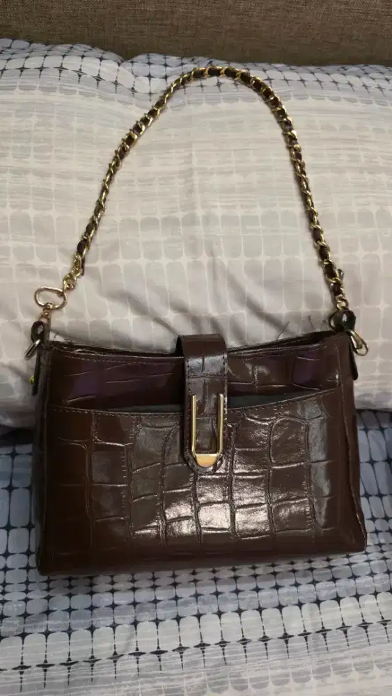 Tas warna mahogany