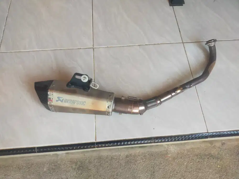 knalpot racing Akrapovic