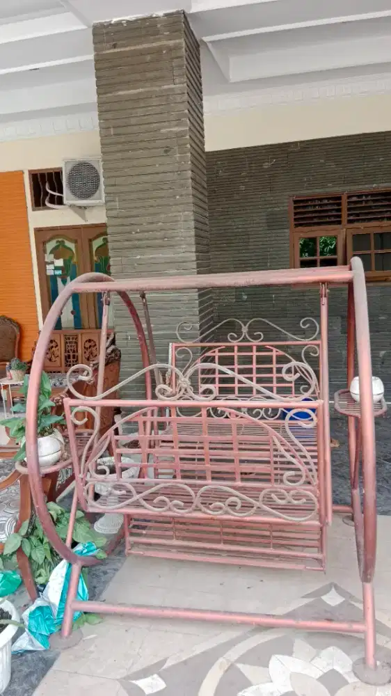 Ayunan jumbo berbahan besi