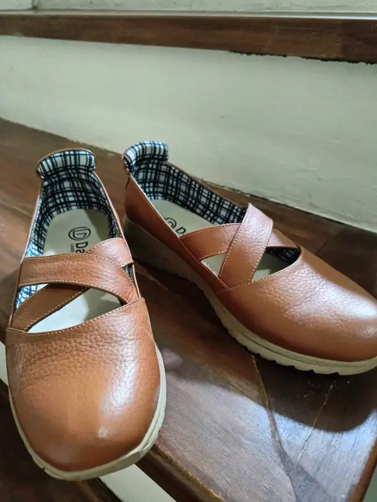Sepatu kulit asli