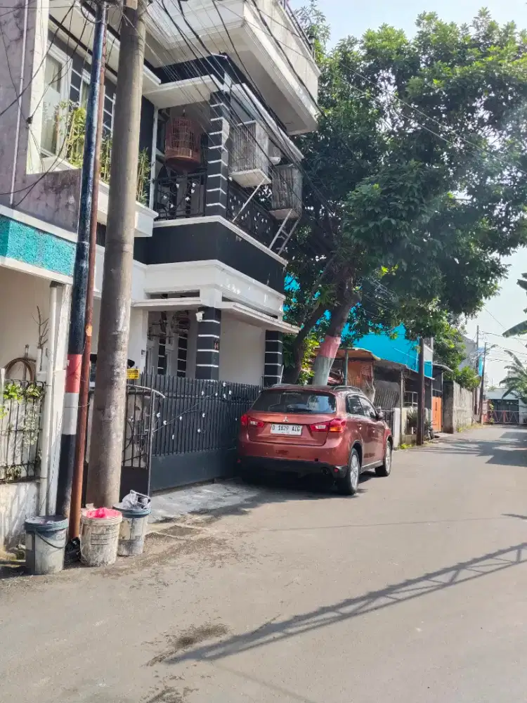 Jual cepat rumah 2,5 lantai strategis