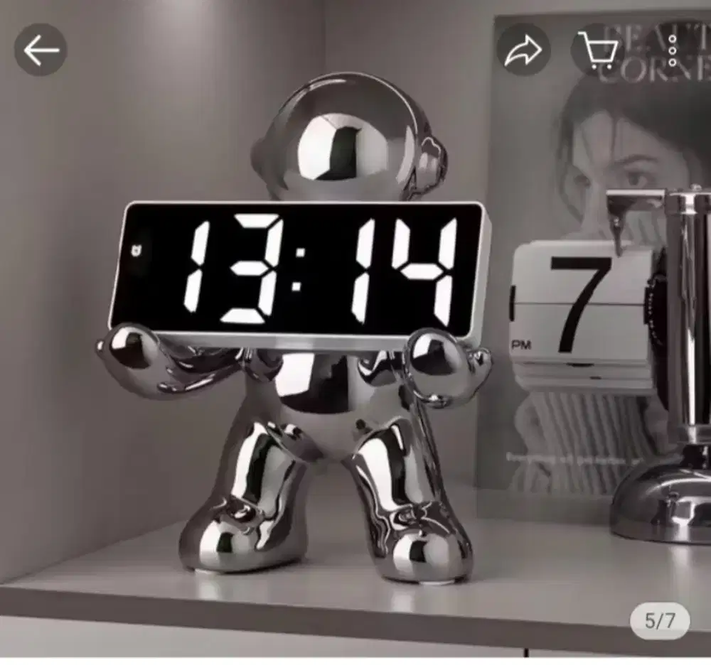 Pajangan astronot tempat jam digital