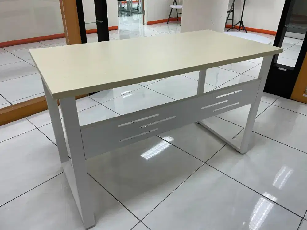 Meja Kantor Bekas Informa