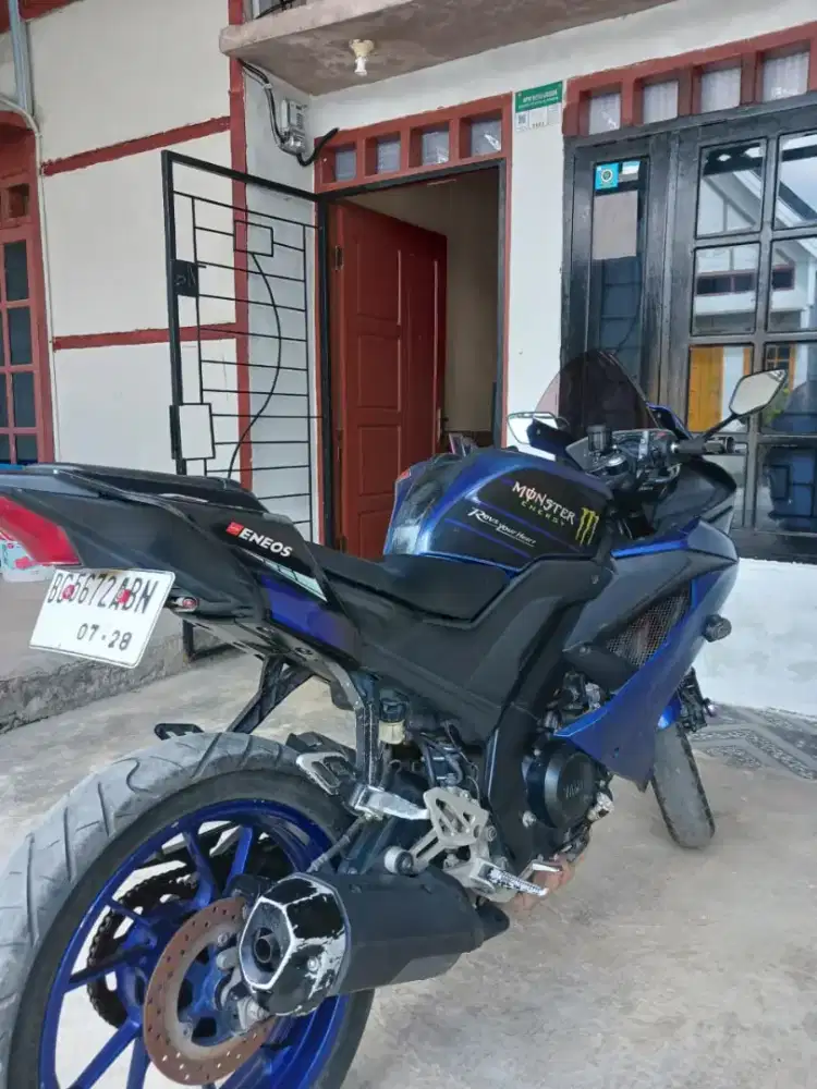 Yamaha R15 v4 biru