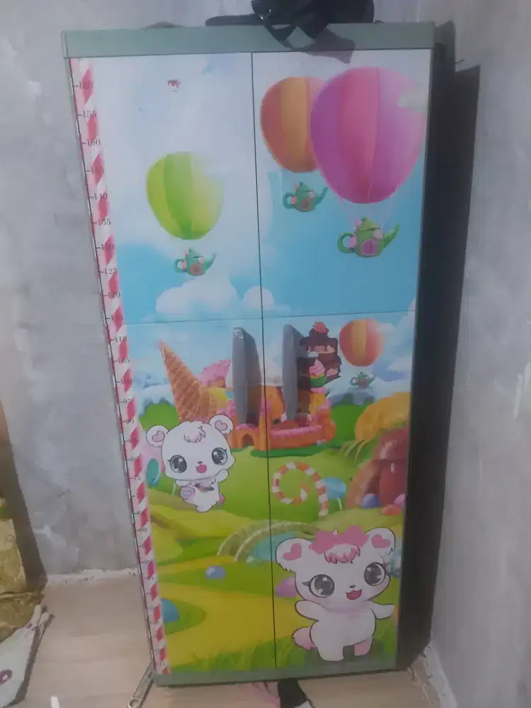 Lemari pakaian cantik