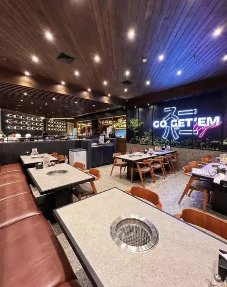 Kasir waiters crew restaurant kitchen staff cleaning service
