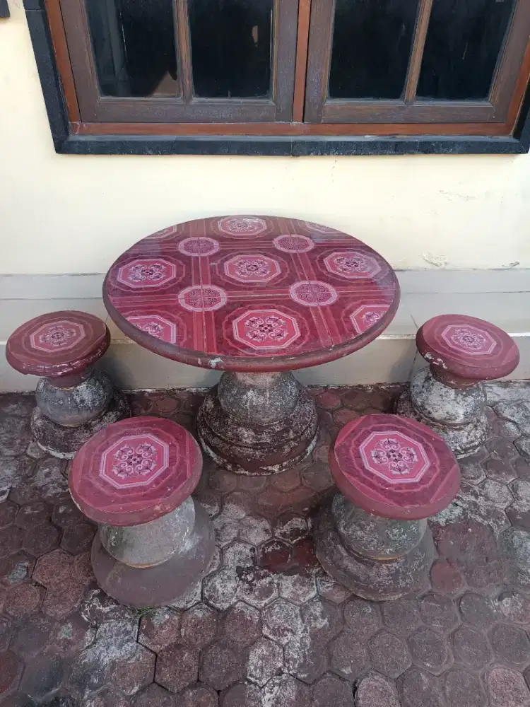Meja dan kursi beton