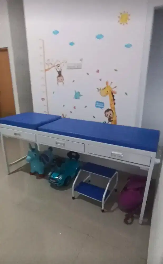 Bed Periksa Pasien 3 Laci + tangga warna biru mulus
