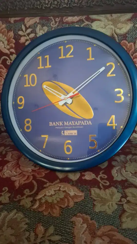 Jam dinding (bank Mayapada)