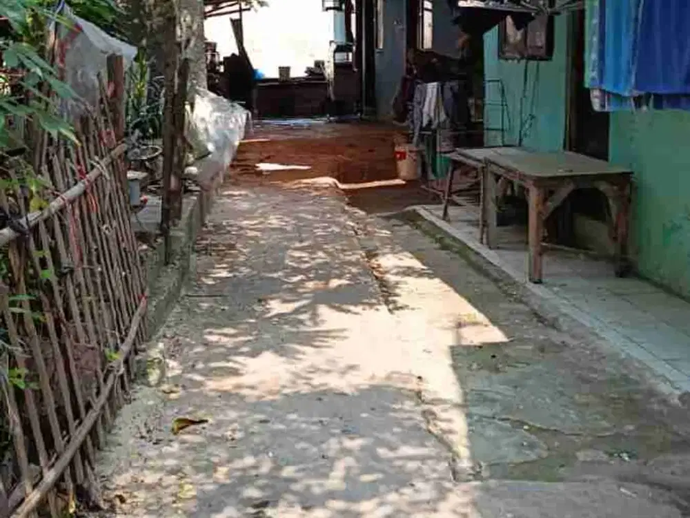 Dijual tanah dan rumah di pangeran Jayakarta harga 15 jt  cocok untuk tempat usaha bengkel mobil dan motor dan supermarket dan klinik tempatnya strategis dipinggir jalan km 1 kt 2 fasilitas di pangeran Jayakarta dekat dengan mall summarecon bekasi dan sta