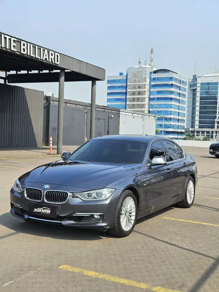 BMW 320i Luxury Mineral Grey on Beige