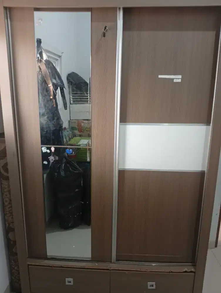 Dijual lemari kaca