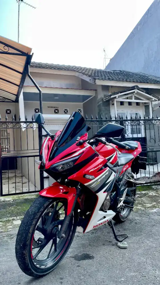 DIJUAL Honda CBR 150R 2017