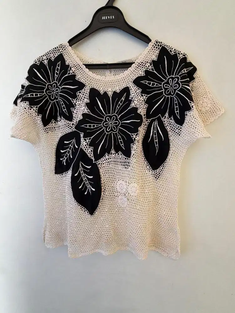 Rajutan broken white bunga item