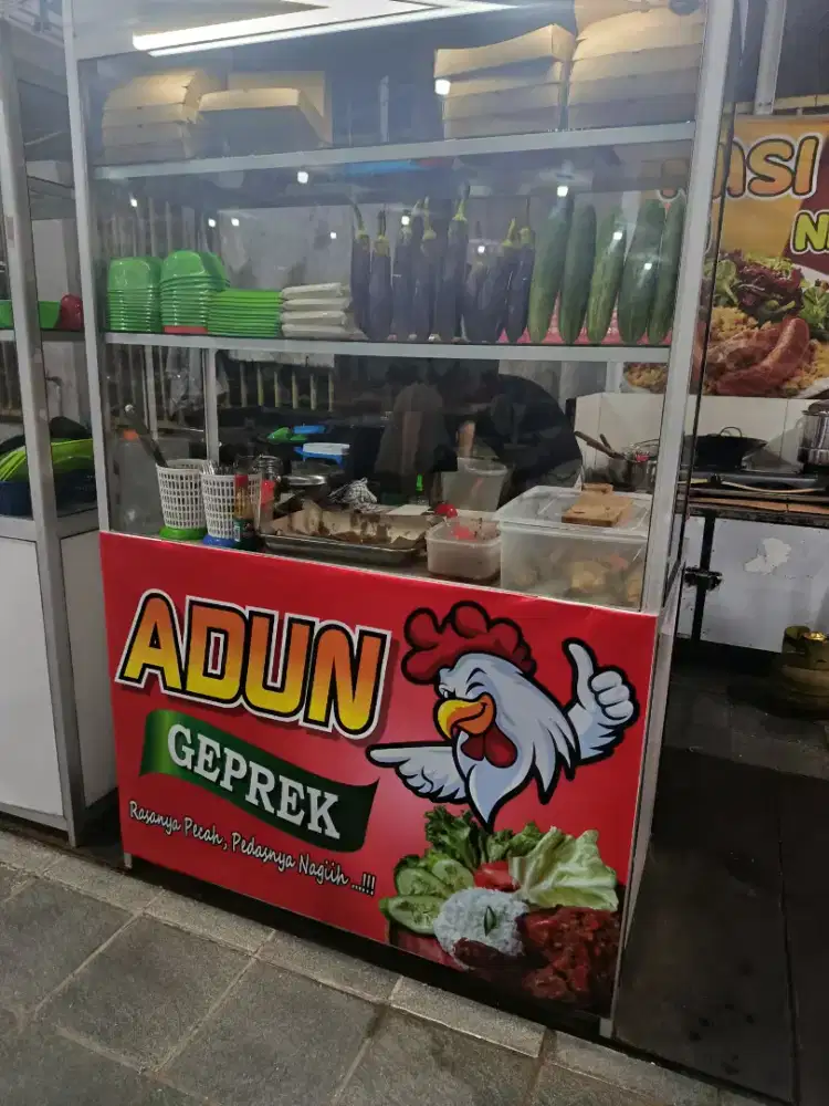 Menerima karyawati di geray ayam penyet dan nasi goreng