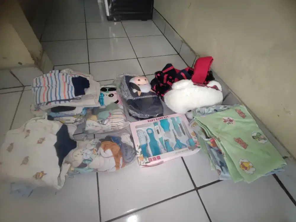 Baju bayi warna netral,gendongan,tas bayi dan baby care kit