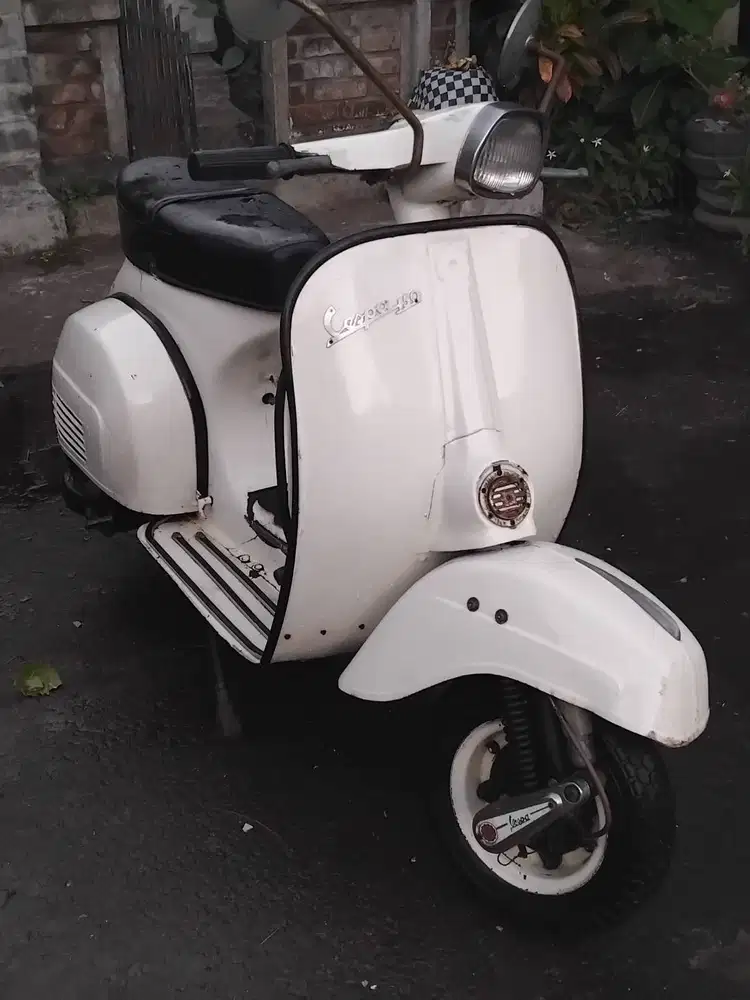 Vespa Super 1978. Tangan ke-1