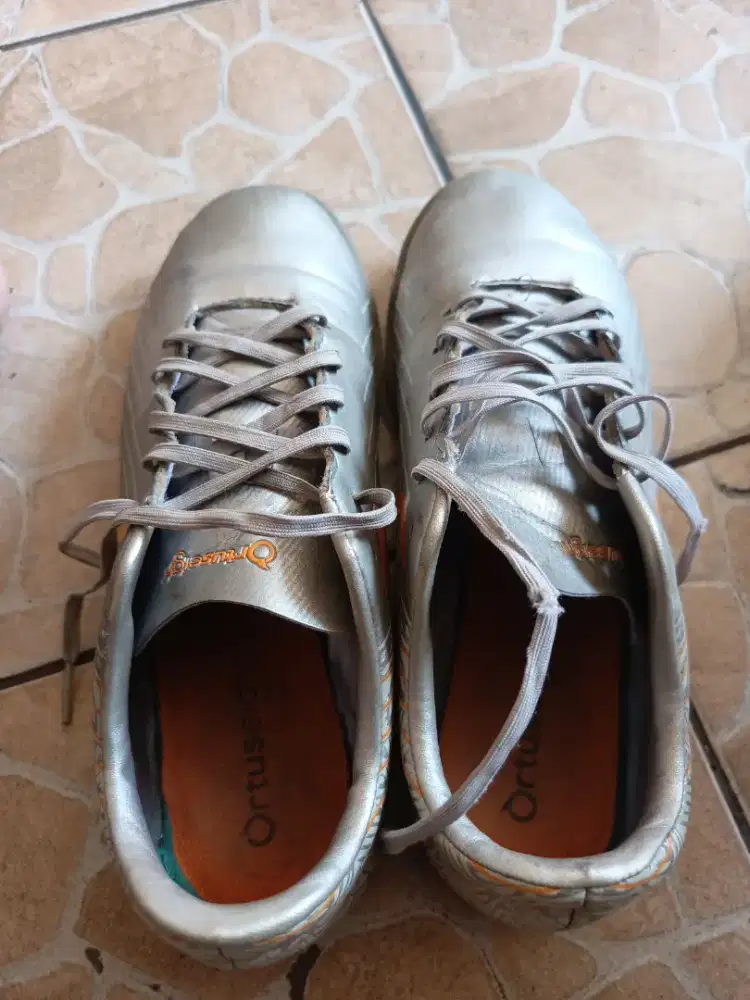 Sepatu futsal ortuseight insignia in silver uk40