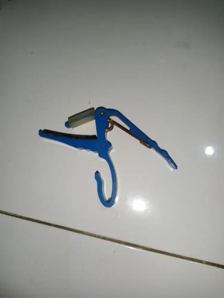 Capo gitar biru 86.500