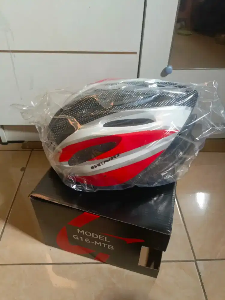 Helm sepeda genio M16