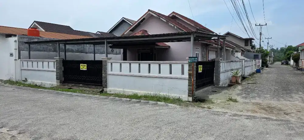 Disewakan Rumah Posisi Hook  dg 2 gerbang