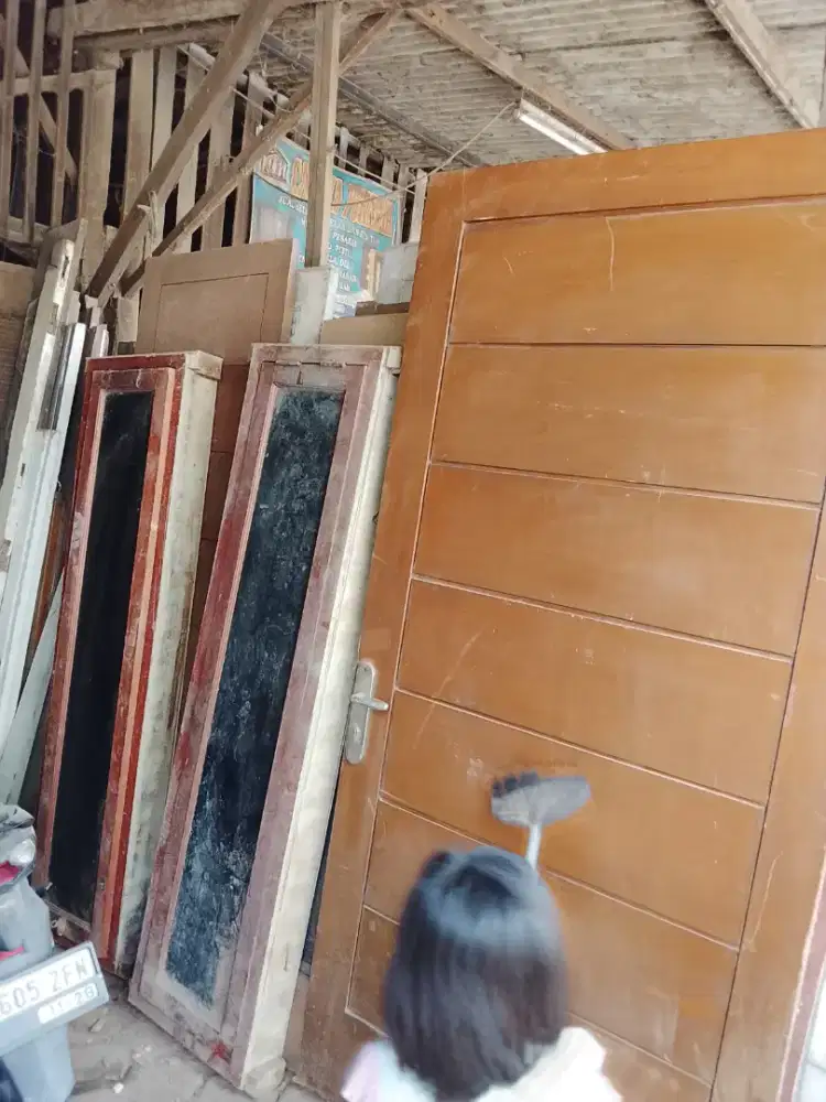 Ready ya pintu bekasnya ukuran nya lebar 1 meter barang berkualitas