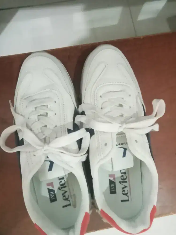Sepatu fashion wanita