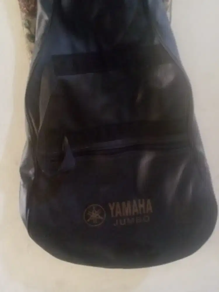 Tas gitar akustik Yamaha jumbo