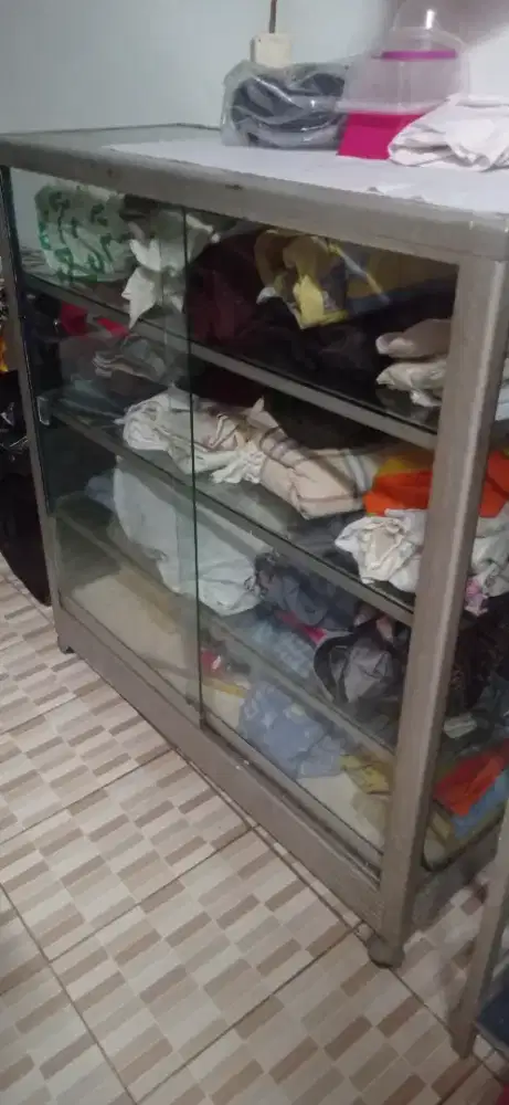 Lemari kaca almunium