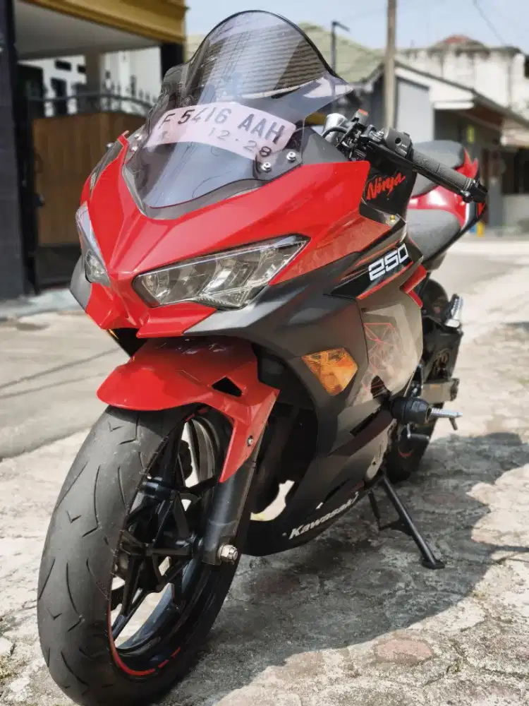 Kawasaki ninja 250 fi ABS seri tertinggi 
Tahun 2018