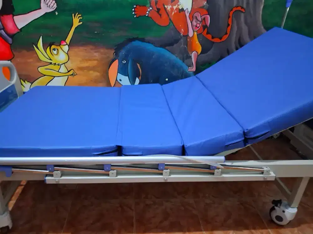 Tempat tidur besi