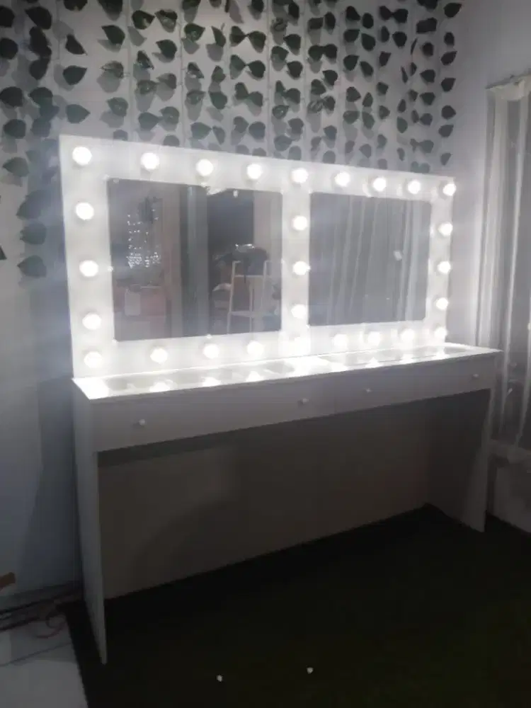 MEJA RIAS LAMPU MINIMALIS