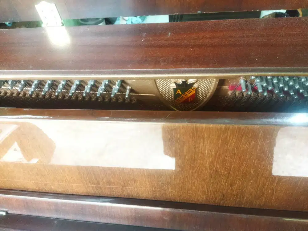 Di jual piano clasik petrof internasional