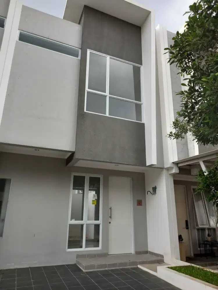 DIKONTRAKKAN RUMAH 2 Lantai kondisi rumah baru (3thn)