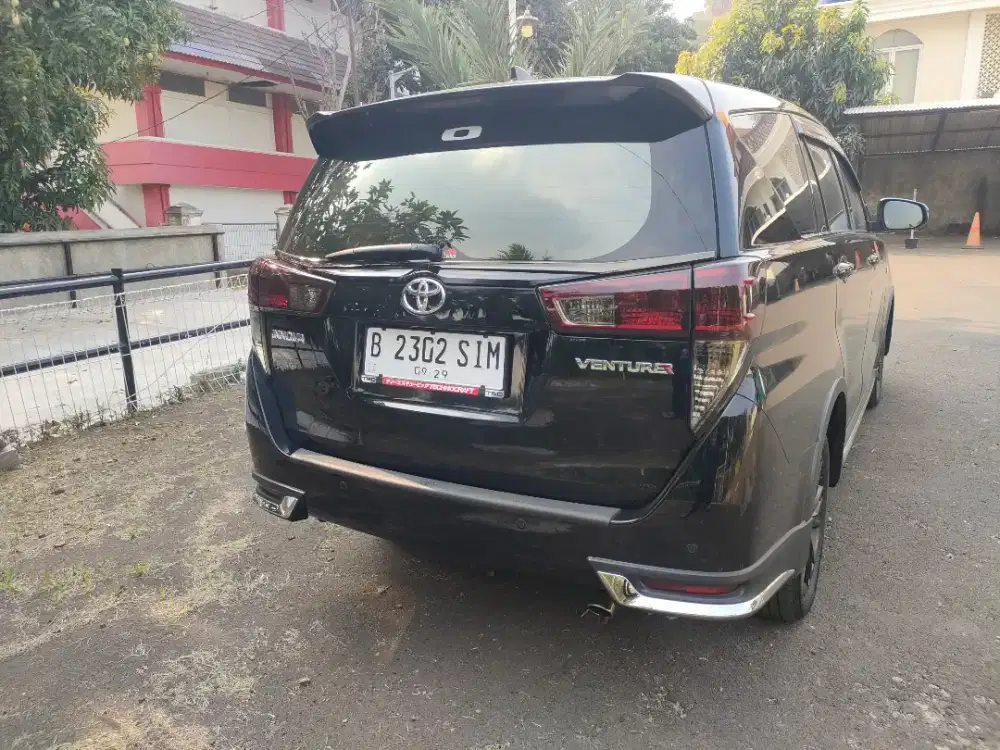 Toyota Innova venturer 2.0 matic 2019/Hitam