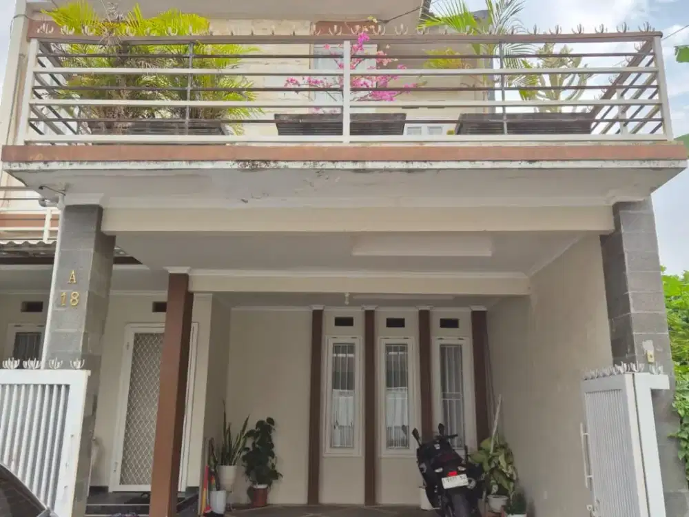 DIJUAL RUMAH MEWAH 2 LANTAI DI TENGAH KOTA MALANG