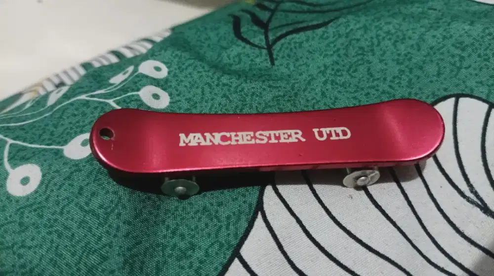 Gantungan kunci skateboard MU