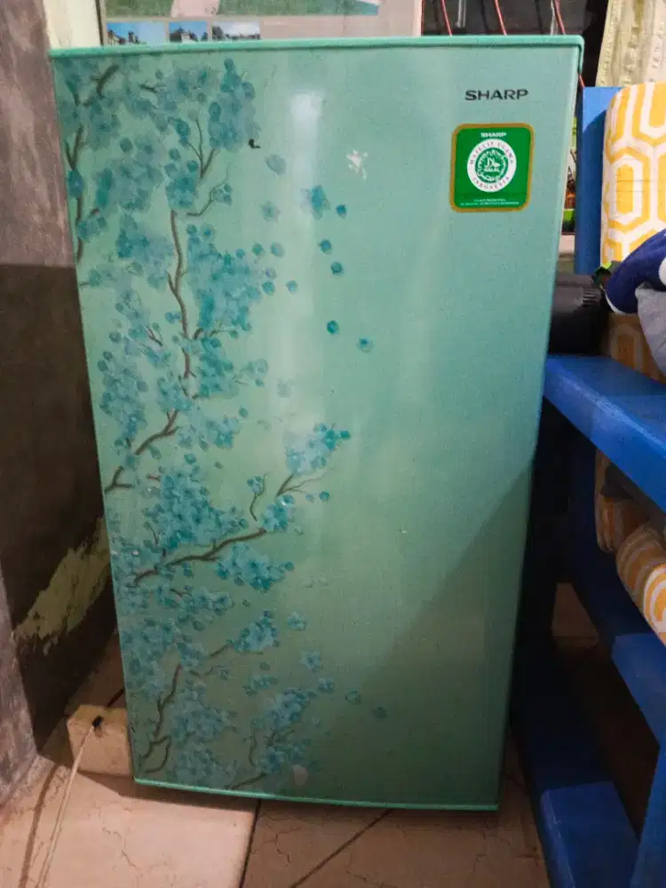 Kulkas 1 pintu merk Sharp masih jos mulus